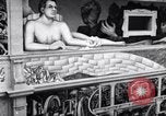Standbild Diego Rivera industrielle Wandmalerei Detroit Michigan USA, 1932, aus Sekunde 18 historischem Filmmaterial Videoclip 65675030961