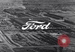 Image Ford usine de River Rouge Dearborn Michigan USA, 1950, de la seconde 22 séquences d'archives historiques vidéo 65675030967