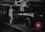 Image 15 millionième Ford Modèle T Highland Park Michigan USA, 1927, de la seconde 13 séquences d'archives historiques vidéo 65675030986