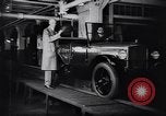 Image 15 millionième Ford Modèle T Highland Park Michigan USA, 1927, de la seconde 18 séquences d'archives historiques vidéo 65675030986