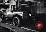 Image 15 millionième Ford Modèle T Highland Park Michigan USA, 1927, de la seconde 28 séquences d'archives historiques vidéo 65675030986
