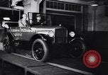 Image 15 millionième Ford Modèle T Highland Park Michigan USA, 1927, de la seconde 32 séquences d'archives historiques vidéo 65675030986