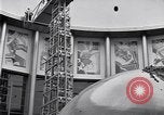 Standbild riesiger Globus Zimmer United States USA, 1937, aus Sekunde 4 historischem Filmmaterial Videoclip 65675031002