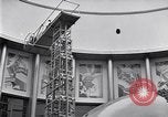 Standbild riesiger Globus Zimmer United States USA, 1937, aus Sekunde 6 historischem Filmmaterial Videoclip 65675031002