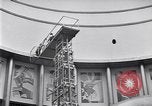 Standbild riesiger Globus Zimmer United States USA, 1937, aus Sekunde 15 historischem Filmmaterial Videoclip 65675031002