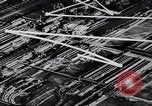 Image auto glass fabrication Dearborn Michigan USA, 1946, de la seconde 9 séquences d'archives historiques vidéo 65675031008