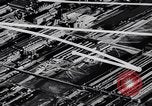 Image auto glass fabrication Dearborn Michigan USA, 1946, de la seconde 11 séquences d'archives historiques vidéo 65675031008