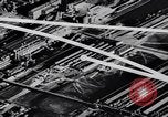 Image auto glass fabrication Dearborn Michigan USA, 1946, de la seconde 12 séquences d'archives historiques vidéo 65675031008