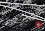 Image auto glass fabrication Dearborn Michigan USA, 1946, de la seconde 13 séquences d'archives historiques vidéo 65675031008