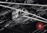 Image auto glass fabrication Dearborn Michigan USA, 1946, de la seconde 15 séquences d'archives historiques vidéo 65675031008