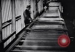 Image auto glass fabrication Dearborn Michigan USA, 1946, de la seconde 17 séquences d'archives historiques vidéo 65675031008