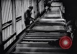 Image auto glass fabrication Dearborn Michigan USA, 1946, de la seconde 20 séquences d'archives historiques vidéo 65675031008