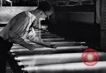 Image auto glass fabrication Dearborn Michigan USA, 1946, de la seconde 22 séquences d'archives historiques vidéo 65675031008