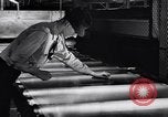 Image auto glass fabrication Dearborn Michigan USA, 1946, de la seconde 23 séquences d'archives historiques vidéo 65675031008