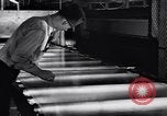 Image auto glass fabrication Dearborn Michigan USA, 1946, de la seconde 24 séquences d'archives historiques vidéo 65675031008