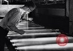 Image auto glass fabrication Dearborn Michigan USA, 1946, de la seconde 25 séquences d'archives historiques vidéo 65675031008