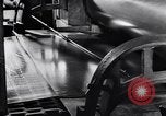 Image auto glass fabrication Dearborn Michigan USA, 1946, de la seconde 35 séquences d'archives historiques vidéo 65675031008