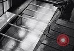 Image auto glass fabrication Dearborn Michigan USA, 1946, de la seconde 44 séquences d'archives historiques vidéo 65675031008