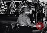 Image auto glass fabrication Dearborn Michigan USA, 1946, de la seconde 47 séquences d'archives historiques vidéo 65675031008