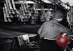 Image auto glass fabrication Dearborn Michigan USA, 1946, de la seconde 49 séquences d'archives historiques vidéo 65675031008