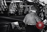 Image auto glass fabrication Dearborn Michigan USA, 1946, de la seconde 50 séquences d'archives historiques vidéo 65675031008