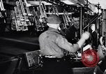 Image auto glass fabrication Dearborn Michigan USA, 1946, de la seconde 51 séquences d'archives historiques vidéo 65675031008