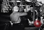Image auto glass fabrication Dearborn Michigan USA, 1946, de la seconde 52 séquences d'archives historiques vidéo 65675031008
