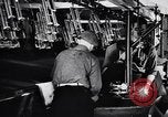 Image auto glass fabrication Dearborn Michigan USA, 1946, de la seconde 53 séquences d'archives historiques vidéo 65675031008