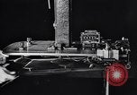 Image auto glass fabrication Dearborn Michigan USA, 1946, de la seconde 55 séquences d'archives historiques vidéo 65675031008