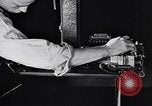 Image auto glass fabrication Dearborn Michigan USA, 1946, de la seconde 58 séquences d'archives historiques vidéo 65675031008