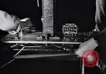 Image auto glass fabrication Dearborn Michigan USA, 1946, de la seconde 60 séquences d'archives historiques vidéo 65675031008