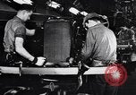 Image voitures Ford l'assemblage final Dearborn Michigan USA, 1938, de la seconde 41 séquences d'archives historiques vidéo 65675031009