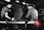 Image voitures Ford l'assemblage final Dearborn Michigan USA, 1938, de la seconde 42 séquences d'archives historiques vidéo 65675031009