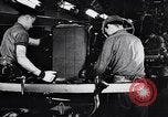 Image voitures Ford l'assemblage final Dearborn Michigan USA, 1938, de la seconde 43 séquences d'archives historiques vidéo 65675031009