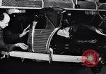 Image voitures Ford l'assemblage final Dearborn Michigan USA, 1938, de la seconde 56 séquences d'archives historiques vidéo 65675031009