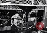 Image voitures Ford l'assemblage final Dearborn Michigan USA, 1938, de la seconde 62 séquences d'archives historiques vidéo 65675031009