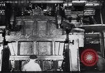 Immagine di Metallo macchina di pressatura Dearborn Michigan USA, 1930, secondo 7 filmato di repertorio 65675031014
