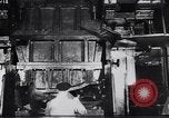Immagine di Metallo macchina di pressatura Dearborn Michigan USA, 1930, secondo 9 filmato di repertorio 65675031014