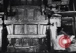 Immagine di Metallo macchina di pressatura Dearborn Michigan USA, 1930, secondo 12 filmato di repertorio 65675031014