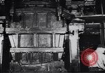 Immagine di Metallo macchina di pressatura Dearborn Michigan USA, 1930, secondo 13 filmato di repertorio 65675031014