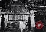 Immagine di Metallo macchina di pressatura Dearborn Michigan USA, 1930, secondo 15 filmato di repertorio 65675031014