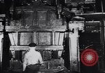 Immagine di Metallo macchina di pressatura Dearborn Michigan USA, 1930, secondo 16 filmato di repertorio 65675031014