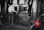 Immagine di Metallo macchina di pressatura Dearborn Michigan USA, 1930, secondo 17 filmato di repertorio 65675031014