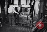Immagine di Metallo macchina di pressatura Dearborn Michigan USA, 1930, secondo 18 filmato di repertorio 65675031014