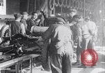 Image Ford Motor Company ligne d'assemblage Highland Park Michigan USA, 1917, de la seconde 13 séquences d'archives historiques vidéo 65675031026