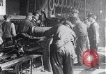 Image Ford Motor Company ligne d'assemblage Highland Park Michigan USA, 1917, de la seconde 14 séquences d'archives historiques vidéo 65675031026