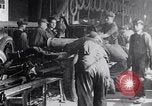 Image Ford Motor Company ligne d'assemblage Highland Park Michigan USA, 1917, de la seconde 15 séquences d'archives historiques vidéo 65675031026