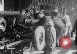 Image Ford Motor Company ligne d'assemblage Highland Park Michigan USA, 1917, de la seconde 17 séquences d'archives historiques vidéo 65675031026