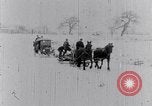 Immagine di Lotta con le palle di neve Michigan United States USA, 1917, secondo 4 filmato di repertorio 65675031029