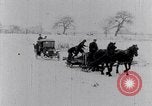 Immagine di Lotta con le palle di neve Michigan United States USA, 1917, secondo 5 filmato di repertorio 65675031029